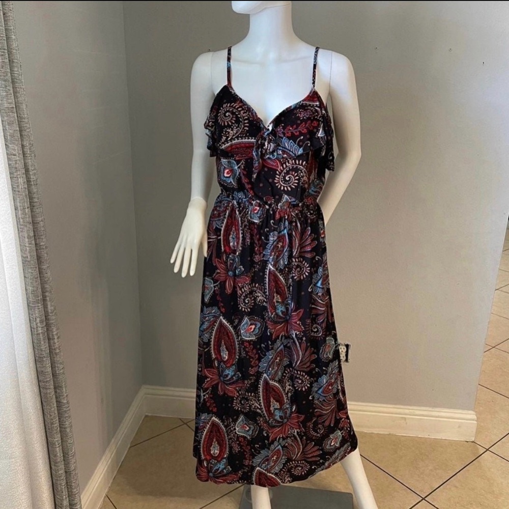 New Women’s Sleeveless Dress size 
Medium is available 
New with tags
Stretchy